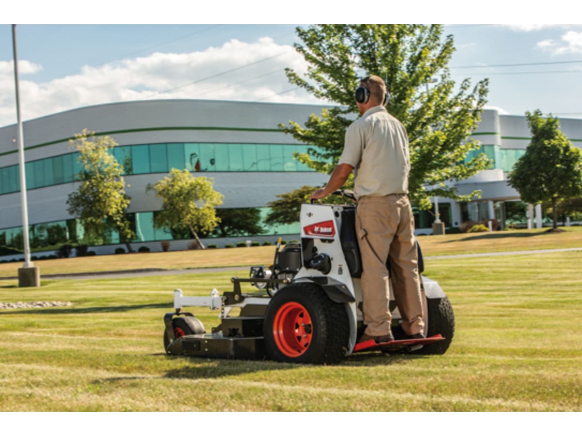 Bob Cat ZS4000 Zero-Turn, Stand-On Mower